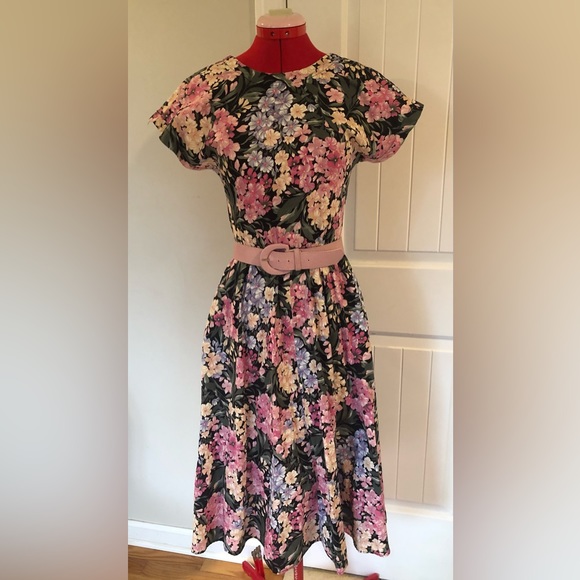 Vintage Dresses & Skirts - Vintage Floral Midi Length Tea Dress With Pink Belt